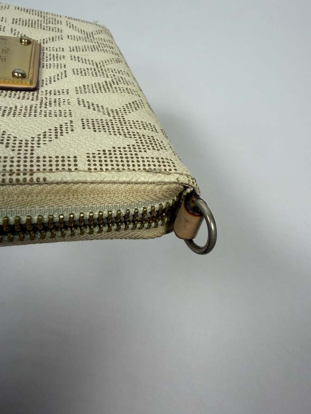 Michael Kors MK Signature Logo Zip Around Accordion Wallet in Vanilla - Picture 5 of 6